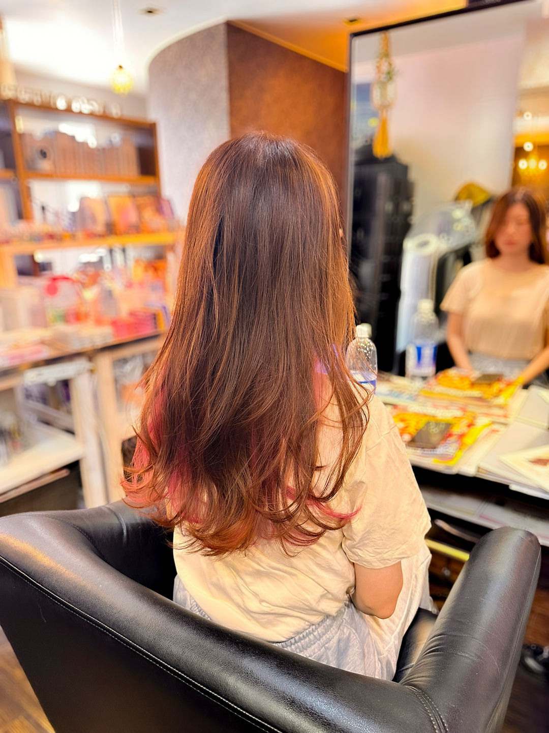Lazoomeekのお客様スタイル：ブラウン系のロングヘアにピンクのアクセントが見える後ろ姿。