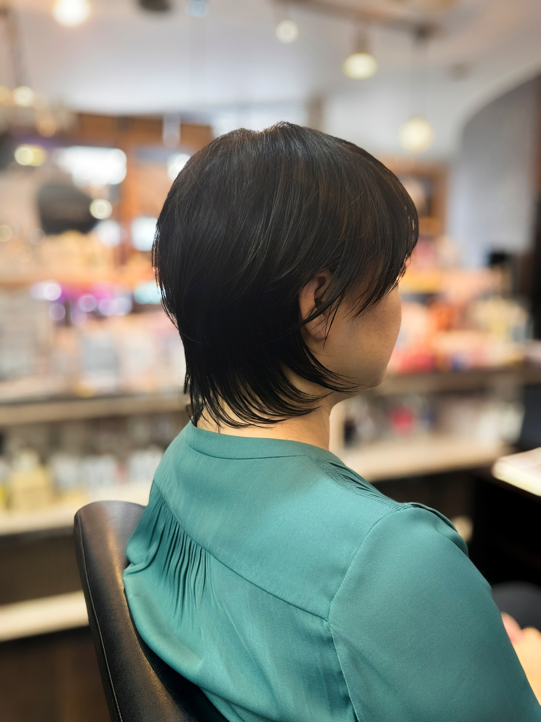 Lazoomeekのお客様スタイル：落ち着いた暗めのブラウン系ショートを斜め後ろから見たスタイル。