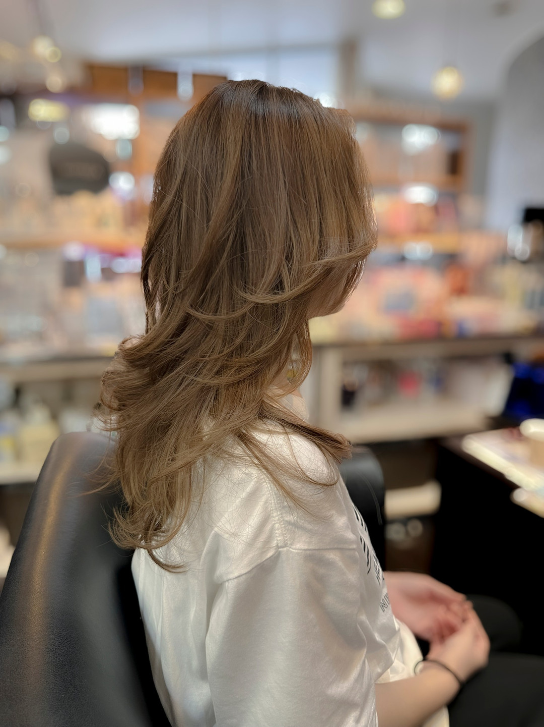 Lazoomeekのお客様スタイル：ベージュ系のレイヤーヘアを斜め後ろから見たスタイル。