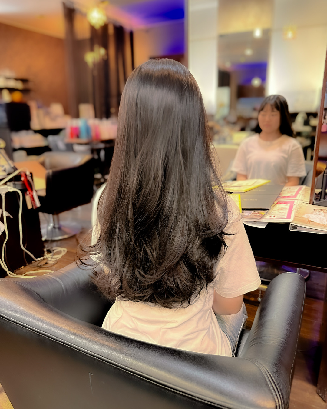 落ち着いた明るさの中に、毛先の動きが見えるロング。