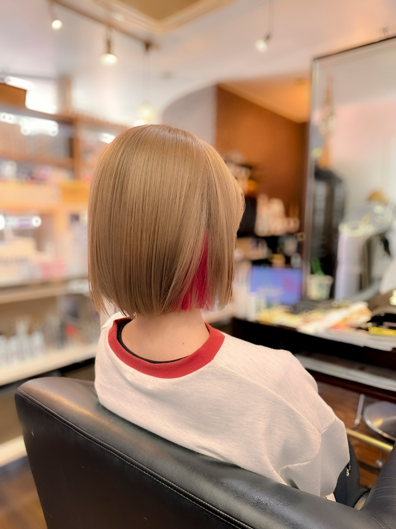 えり足に沿うラインと、毛先のまとまりが見えるボブ。