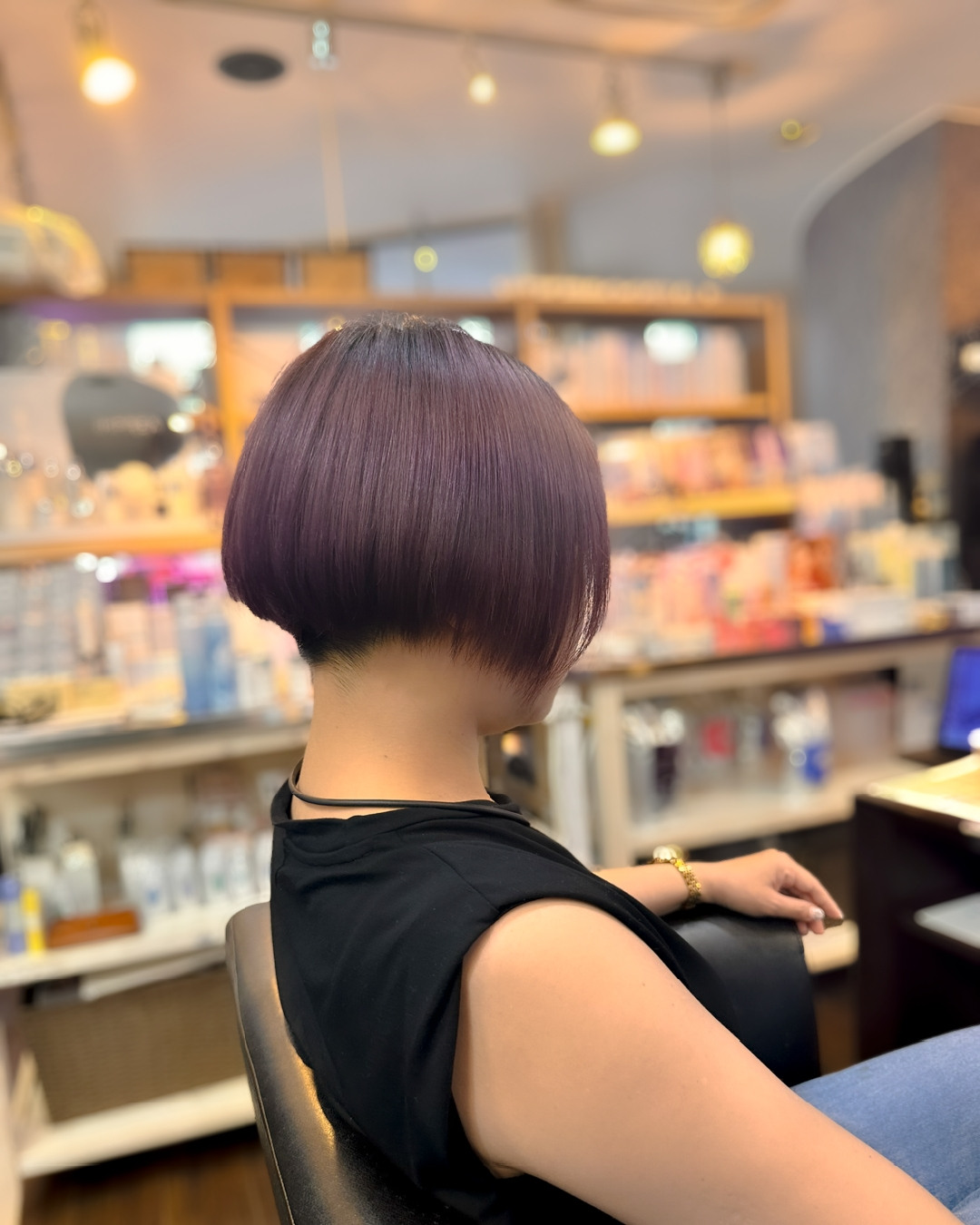 後頭部の厚みと、えり足のコンパクトさが見える後ろ姿。