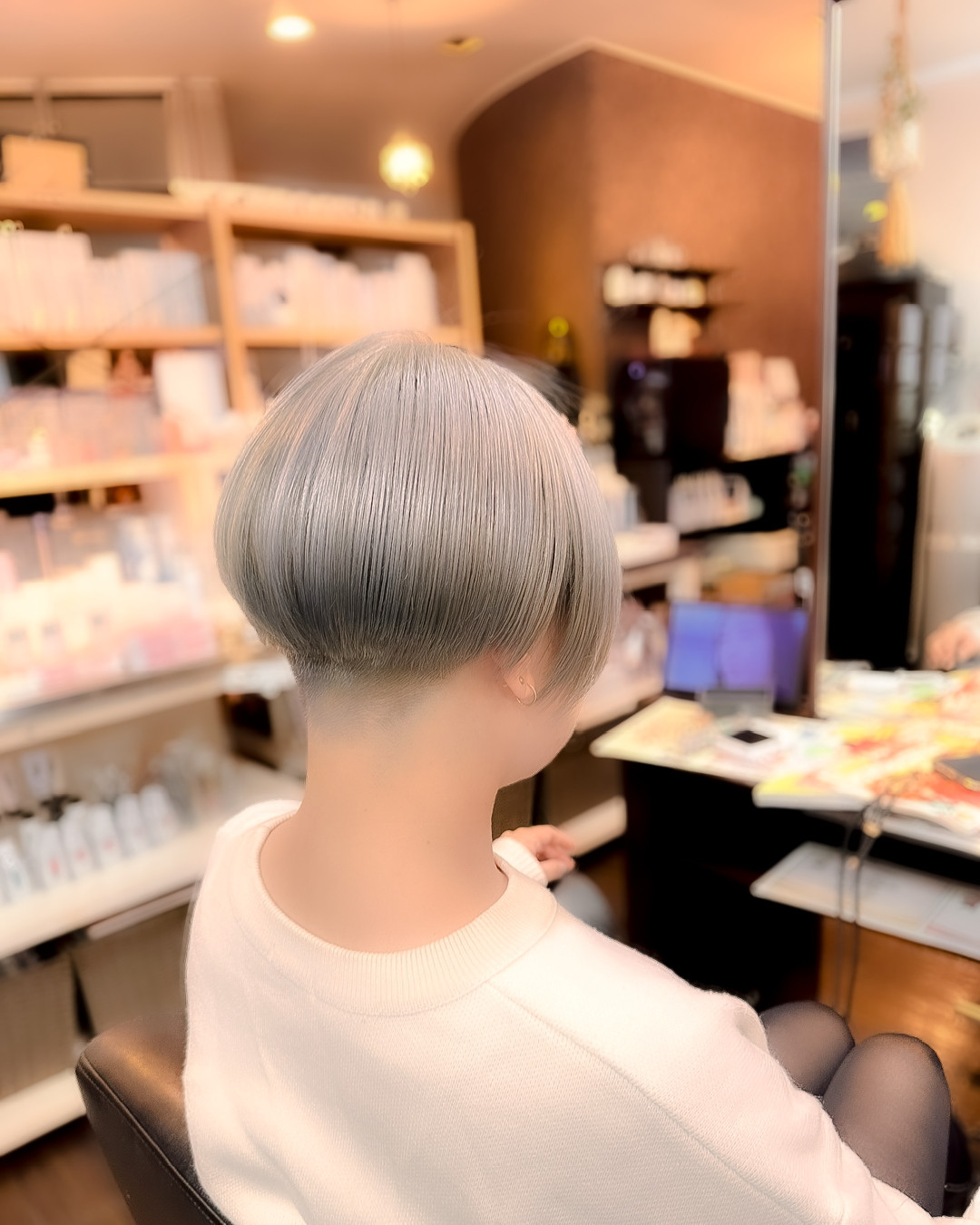 後頭部の丸みと、えり足のすっきりしたつながり。